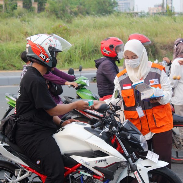FOZ Kepulauan Riau bersama Rumah Zakat membagikan masker, air mineral, dan buah-buahan kepada masyarakat di Batam.
