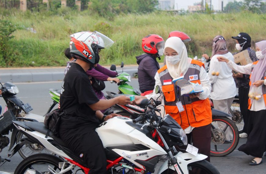 FOZ Kepulauan Riau bersama Rumah Zakat membagikan masker, air mineral, dan buah-buahan kepada masyarakat di Batam.