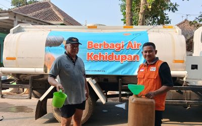 Sinergi Kemanusiaan, Rumah Zakat Bersama PMI dan BPBD Salurkan Air Bersih di Desa Mekarwaru