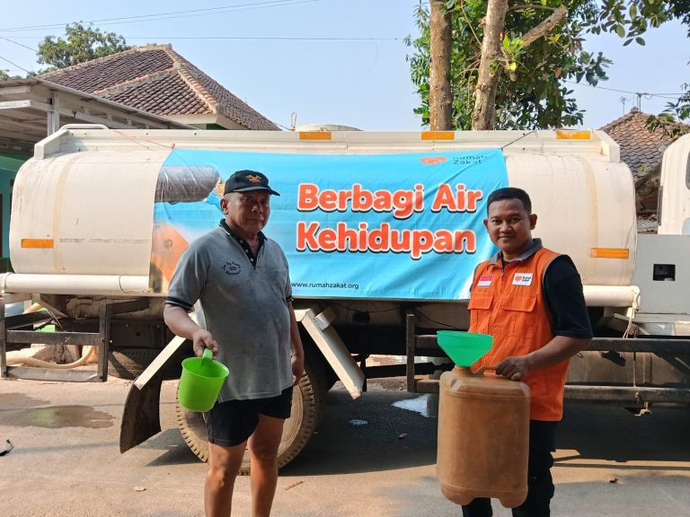 Sinergi Kemanusiaan, Rumah Zakat Bersama PMI dan BPBD Salurkan Air Bersih di Desa Mekarwaru