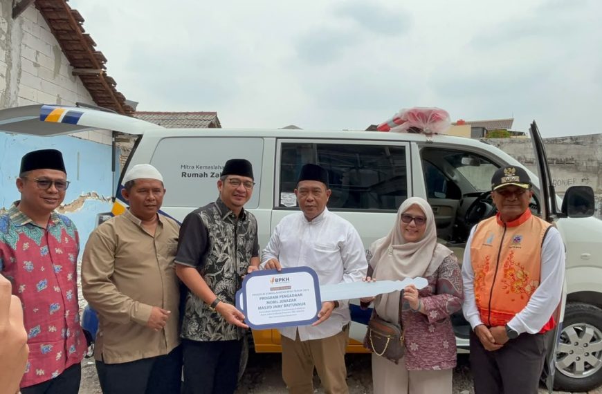 BPKH dan Rumah Zakat menyalurkan satu unit mobil jenazah untuk Masjid Jami’ Baitunnur, Jakarta Barat.