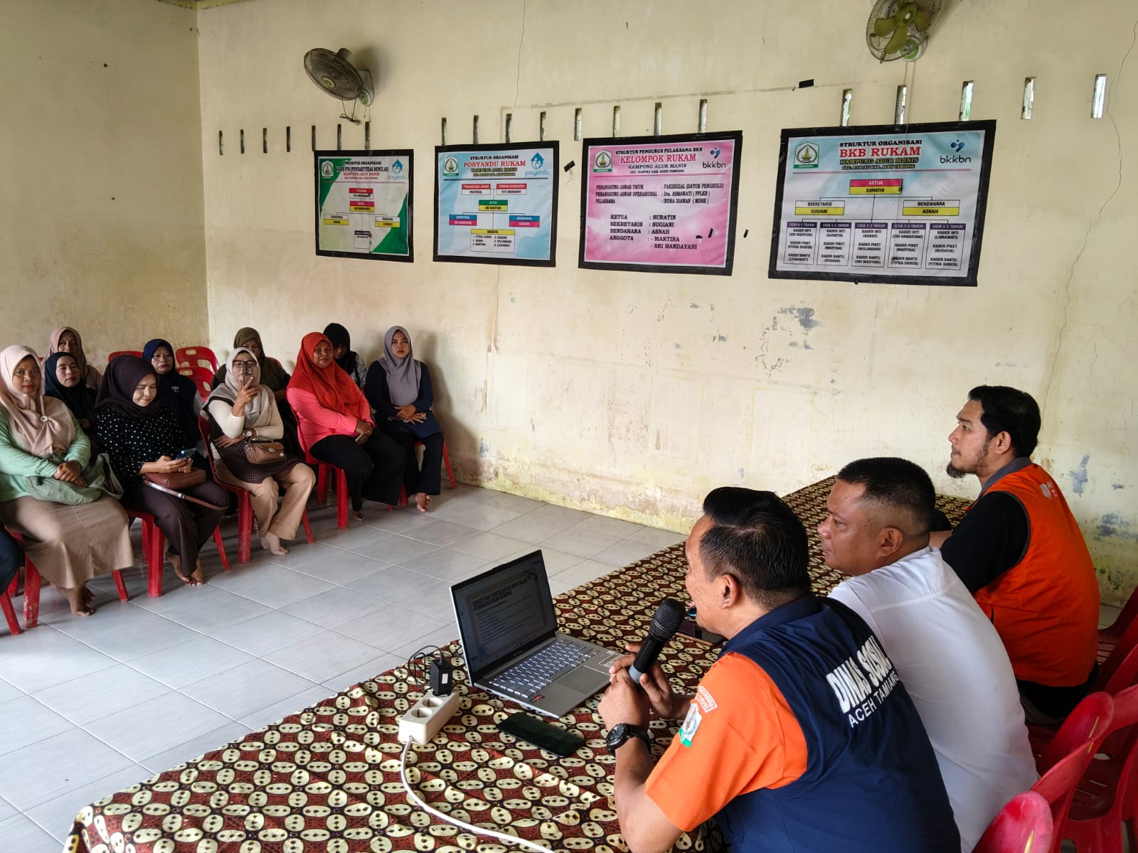 Dinas Sosial Kabupaten Aceh Tamiang bersama Rumah Zakat menggelar pengenalan dan pelatihan dapur umum bagi masyarakat Destana Desa Alur Manis. Dinas Sosial Kabupaten Aceh Tamiang bersama Rumah Zakat menggelar pengenalan dan pelatihan dapur umum bagi masyarakat Destana Desa Alur Manis.