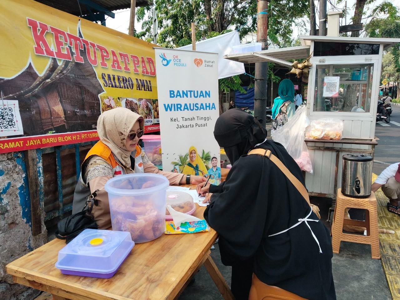 OK OCE PEDULI bersama Rumah Zakat melakukan asesmen calon peserta program untuk mendukung pengembangan UMKM di Johar Baru, Jakarta.