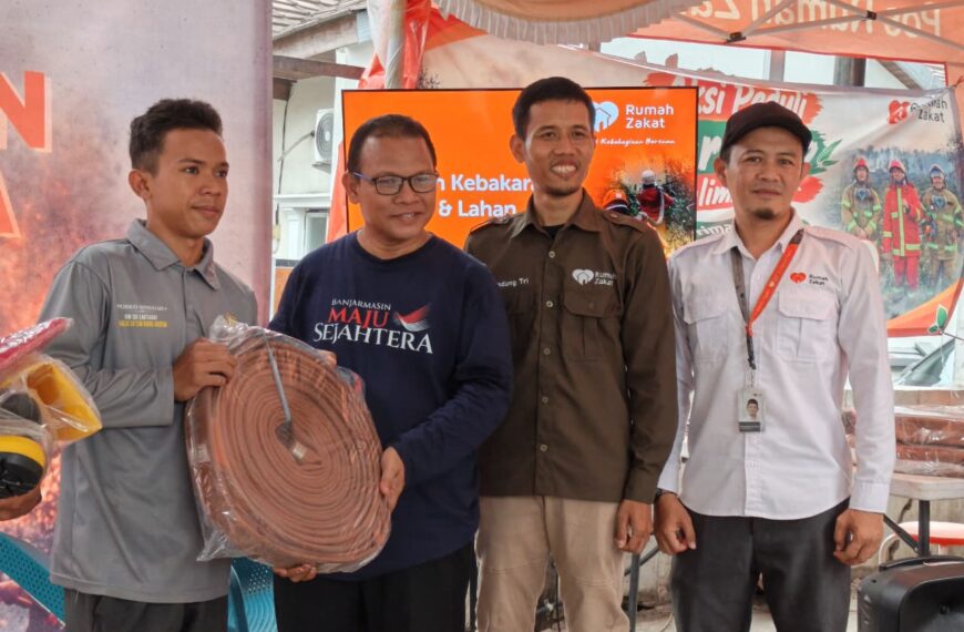 Rumah Zakat menyalurkan bantuan alat pelindung diri bagi relawan dalam respons penanganan karhutla di Banjarmasin.