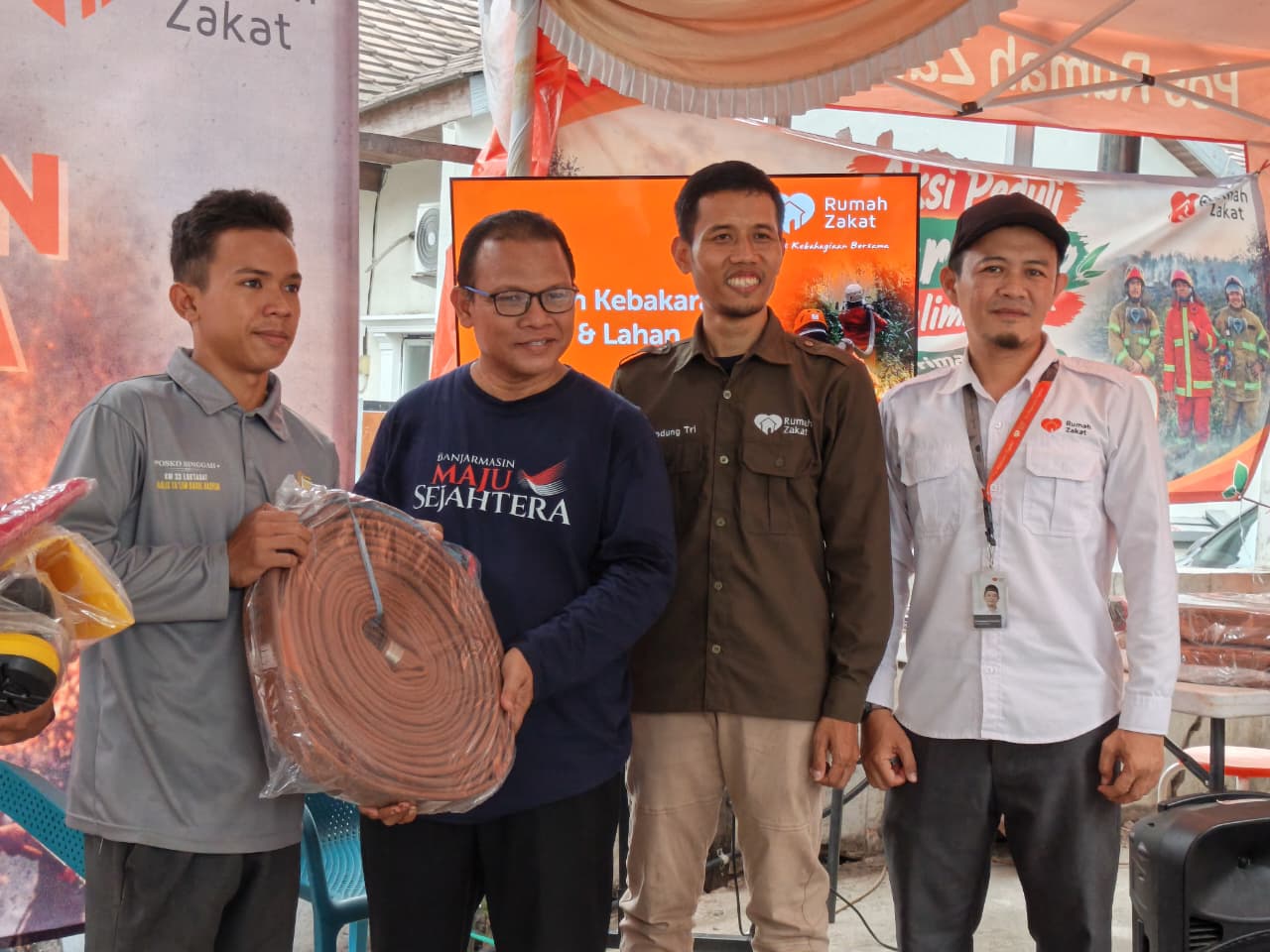 Rumah Zakat menyalurkan bantuan alat pelindung diri bagi relawan dalam respons penanganan karhutla di Banjarmasin. Rumah Zakat menyalurkan bantuan alat pelindung diri bagi relawan dalam respons penanganan karhutla di Banjarmasin.