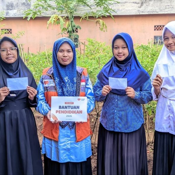 Rumah Zakat membantu biaya tunggakan sekolah 8 pelajar dari keluarga prasejahtera di Cilegon