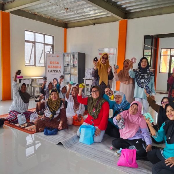 Rumah Zakat menggelar kelas lansia membuat ikat rambut di Sekolah Lansia Tazkia Cirebon