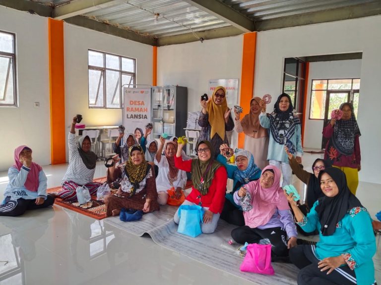 Rumah Zakat Gelar Kelas Lansia, Ajak Peserta Belajar Membuat Ikat Rambut