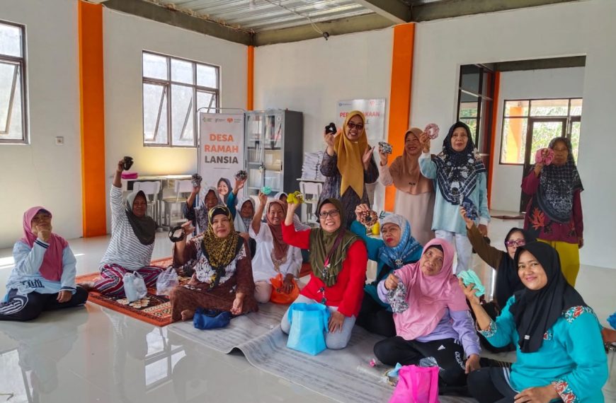 Rumah Zakat menggelar kelas lansia membuat ikat rambut di Sekolah Lansia Tazkia Cirebon