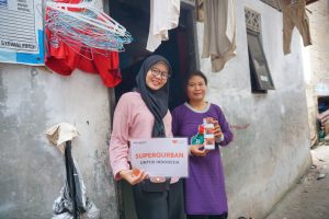 Rumah Zakat menyalurkan Superqurban berupa kornet kaleng kepada lansia dan warga Seraya Bawah Batam