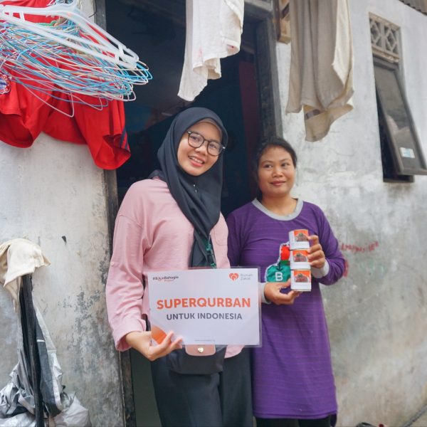 Rumah Zakat menyalurkan Superqurban berupa kornet kaleng kepada lansia dan warga Seraya Bawah Batam