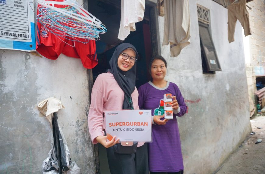 Rumah Zakat menyalurkan Superqurban berupa kornet kaleng kepada lansia dan warga Seraya Bawah Batam