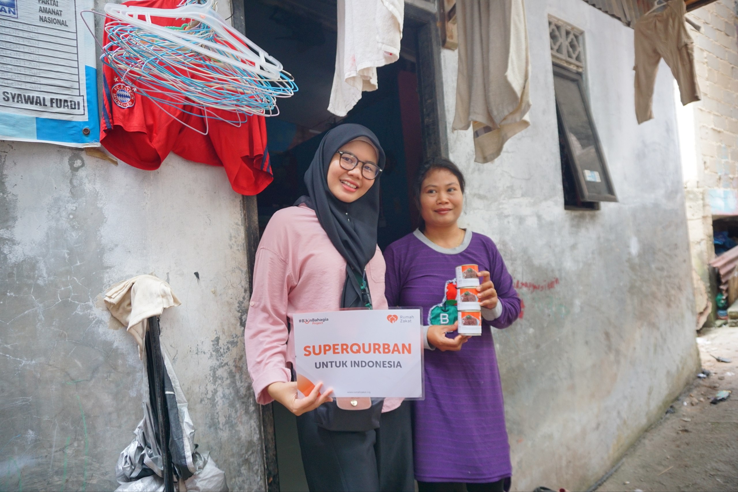 Rumah Zakat menyalurkan Superqurban berupa kornet kaleng kepada lansia dan warga Seraya Bawah Batam