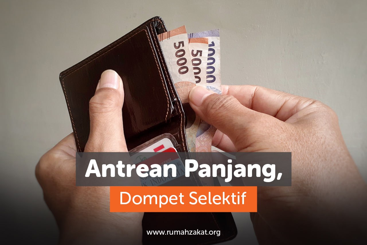 10. Alt Text Gambar Utama Antrean pengunjung di warehouse sale modest fashion yang mencerminkan perubahan perilaku konsumsi masyarakat.