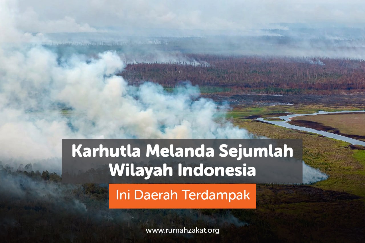 Petugas melakukan pemadaman kebakaran hutan dan lahan di wilayah terdampak karhutla Indonesia Petugas melakukan pemadaman kebakaran hutan dan lahan di wilayah terdampak karhutla Indonesia