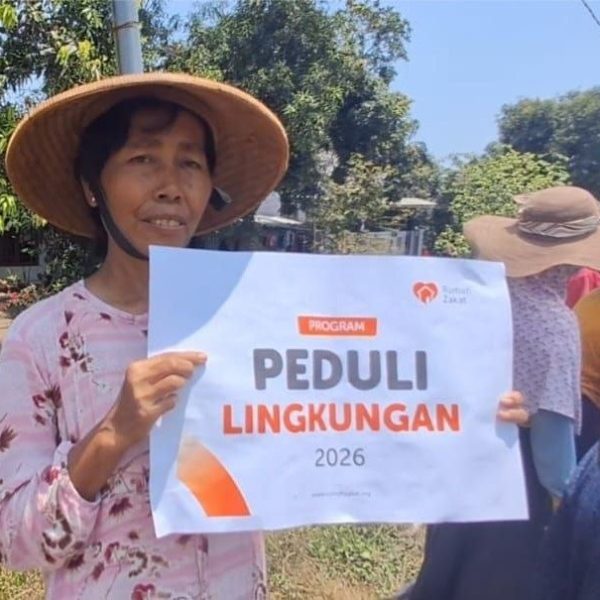 Rumah Zakat menyalurkan bantuan air bersih kepada warga Desa Sibubut, Cirebon, saat kemarau panjang.