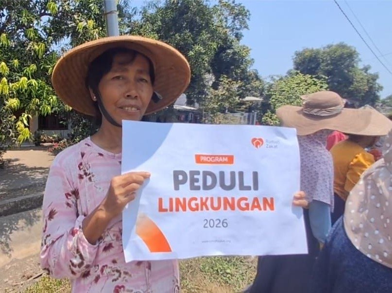 Rumah Zakat menyalurkan bantuan air bersih kepada warga Desa Sibubut, Cirebon, saat kemarau panjang. Rumah Zakat menyalurkan bantuan air bersih kepada warga Desa Sibubut, Cirebon, saat kemarau panjang.