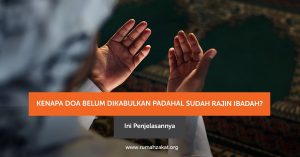 Seorang Muslim berdoa dengan khusyuk, memohon pertolongan dan petunjuk Allah SWT.