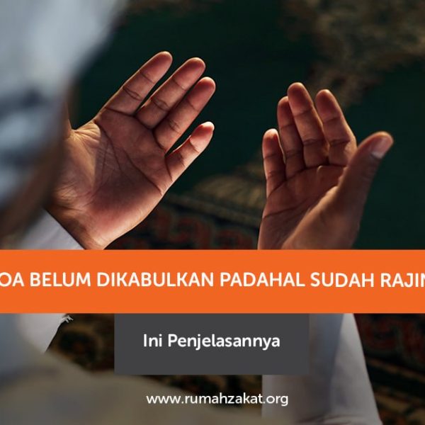 Seorang Muslim berdoa dengan khusyuk, memohon pertolongan dan petunjuk Allah SWT.