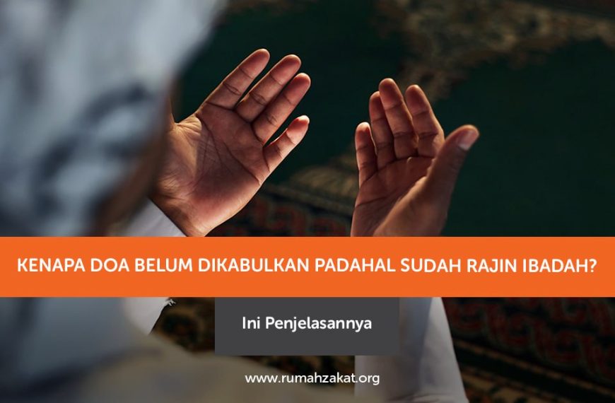 Seorang Muslim berdoa dengan khusyuk, memohon pertolongan dan petunjuk Allah SWT.