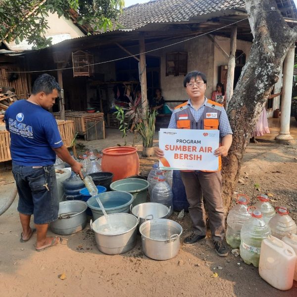 Rumah Zakat menyalurkan 8.000 liter air bersih untuk warga Desa Ponggok, Kecamatan Mojo, Kabupaten Kediri.