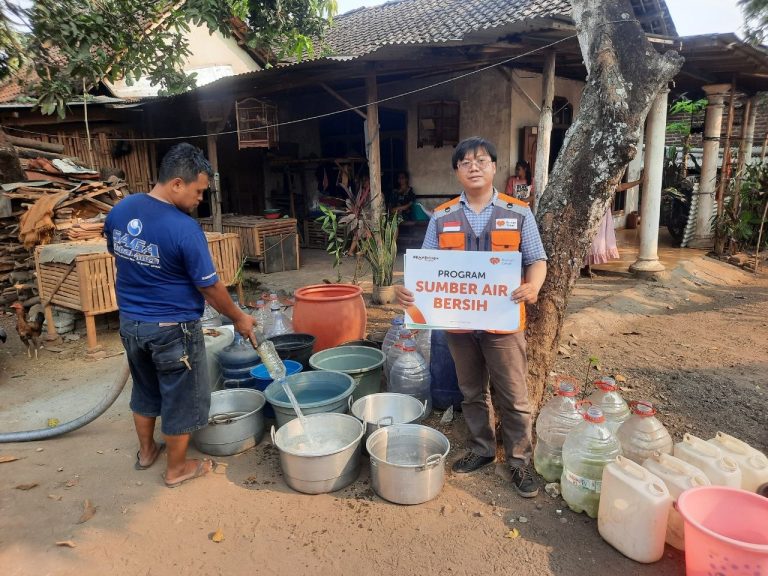 Rumah Zakat Salurkan 8.000 Liter Air Bersih untuk Warga Kediri